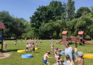 dzień wody - zabawy w basenach na terenie ogrodu